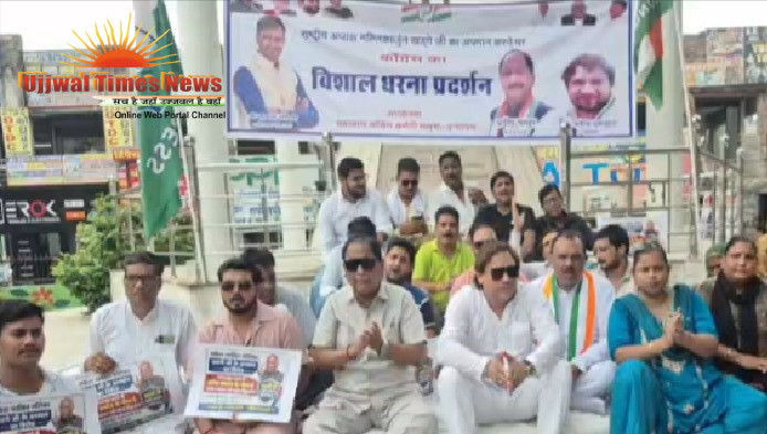 खड़गे की सभा के बाद मंच धोने के आरोप पर कांग्रेस का प्रदर्शन, भाजपा-आरएसएस पर साधा निशाना
